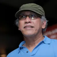 "Ya, dapat pengalaman unik, mereka punya kelebihan masing-masing. Saya butuh waktu lama masuk ke dalam situ," kata Iwan Fals. (Adrian Putra/Bintang.com)