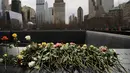 Orang-orang menaruh bunga mawar dalam peringatan 25 tahun serangan bom truk di WTC, New York City, Amerika Serikat, Senin (26/2). (Spencer Platt/Getty Images/AFP)