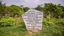 Sebuah tugu peringatan yang dipasang di tanggul lumpur Lapindo menandai peringatan 19 tahun bencana tersebut di Porong, Sidoarjo, Jawa Timur, pada 29 Mei 2025. (JUNI KRISWANTO/AFP)