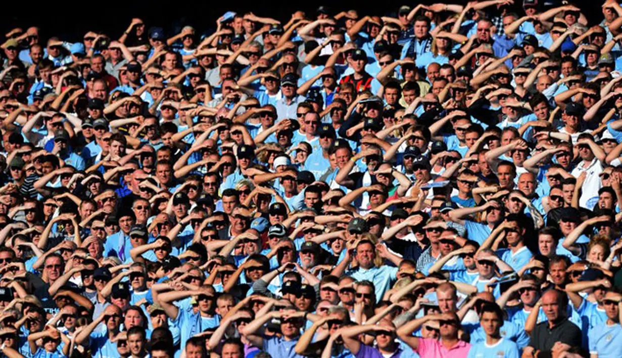 Pendukung Manchester City memenuhi Etihad stadium untuk memberikan dukungan penuh kepada Sergio Aguero dan kawan-kawan pada pertandingan sepak bola Liga Inggris antara Manchester City vs Manchester United di Stadion Etihad,Manchester (22/09/13). (AFP/paul
