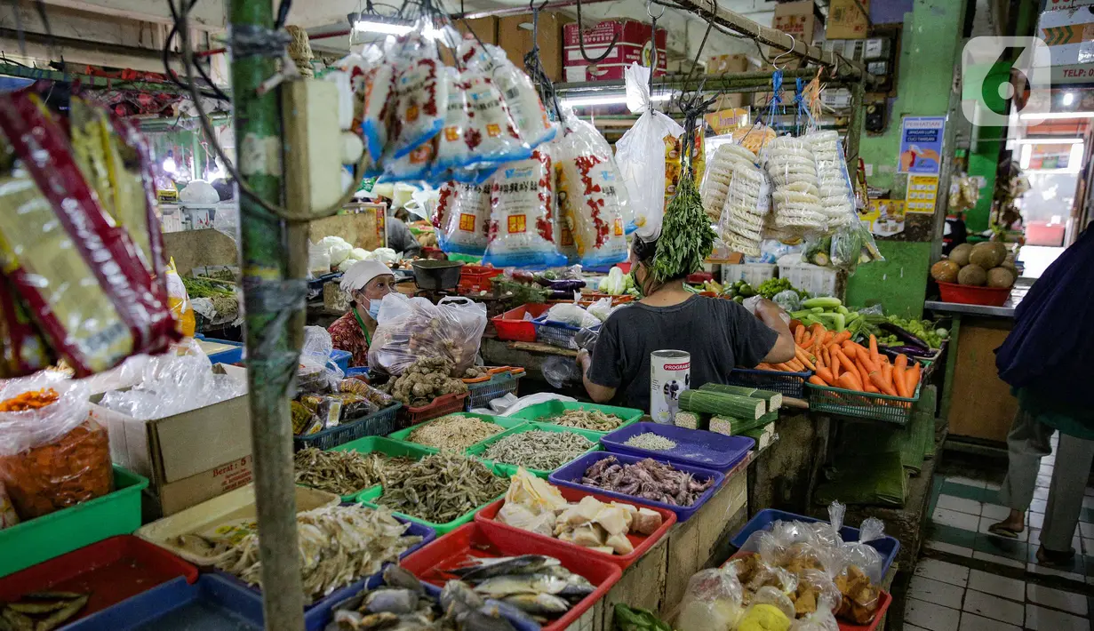 Aktivitas pedagang dan pembeli di Pasar Mede, Jakarta, Rabu (15/12/2021). Harga pangan yang naik antara lain semua jenis cabe, bawang-bawangan serta minyak goreng. (Liputan6.com/Faizal Fanani)