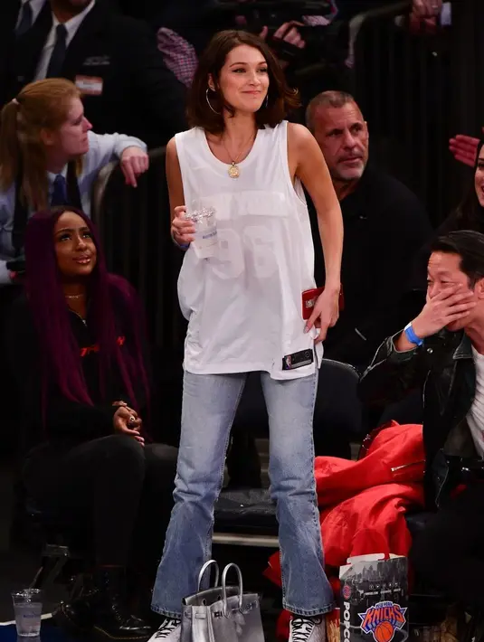 Bella Hadid bahkan sempat mengganti bajunya dengan Jersey Knicks lho! (Getty Images/Cosmopolitan)
