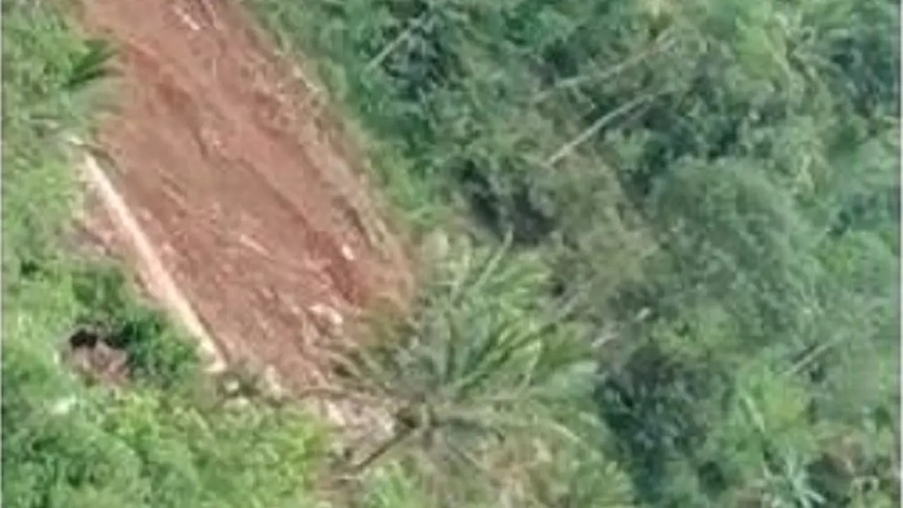 Ekskavator Tertimbun, Pencarian Korban Longsor Ponorogo Terhenti