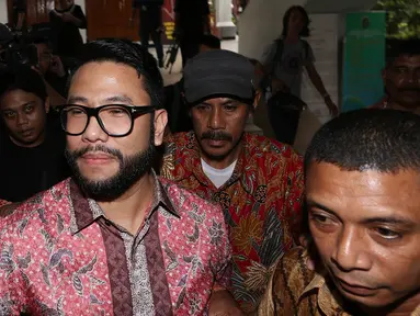 Eka Kusuma Putra mendatangi persidangan perceraian dengan istrinya Cathy Sharon di Pengadilan Jakarta Selatan, Senin (14/3/2016). Eka dikawal ketat dengan pengawal saat media ingin mewawancarainya. (Liputan6.com/Herman Zakharia)