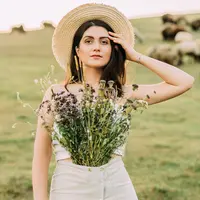 ilustrasi kepribadian perempuan/Photo by Євгенія Височина on Unsplash