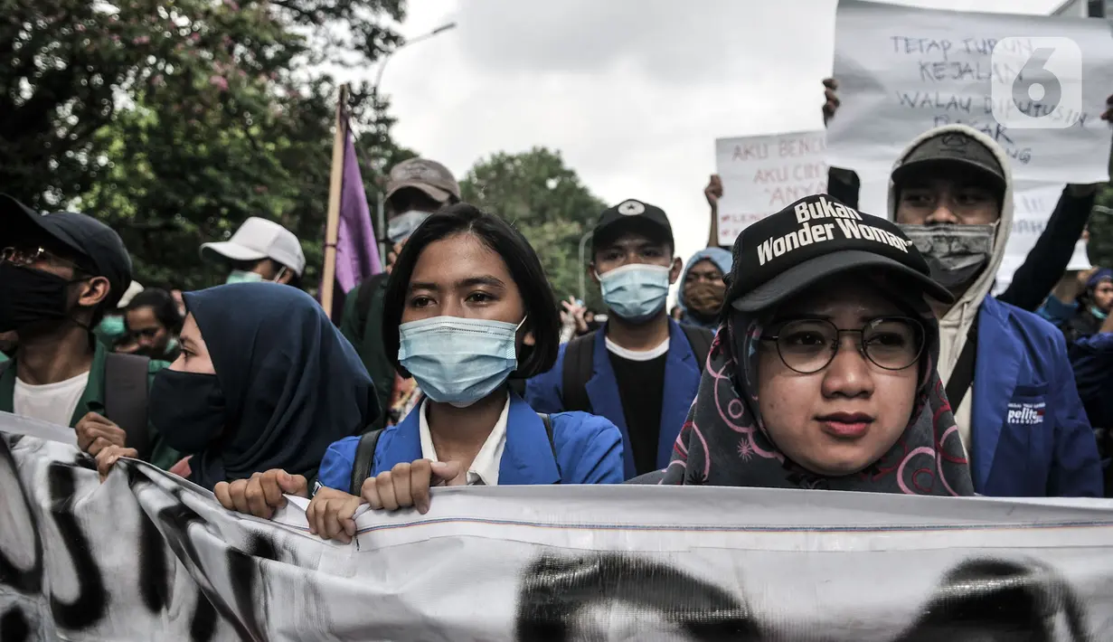 Mahasiswi saat mengikuti aksi menolak UU Cipta Kerja di kawasan Patung Kuda, Jakarta, Selasa (20/10/2020). Puluhan mahasiswi turut menghiasi aksi menolak UU Cipta Kerja yang diikuti oleh buruh, mahasiswa, dan pelajar. (merdeka.com/Iqbal S. Nugroho)