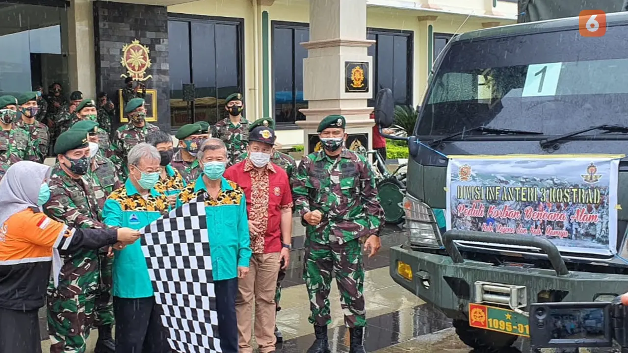 Divisi 3 Kostrad berikan 8 truk bantuan untuk korban gempa Sulbar  (Liputan6.com/Fauzan)