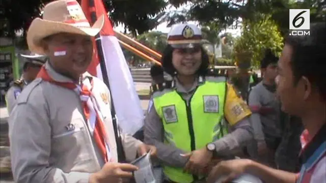 Para petugas polisi tidak memerikan tilang kepada para pelanggar. Tpi dengan cara memberi kuis seputar pahlawan nasional.