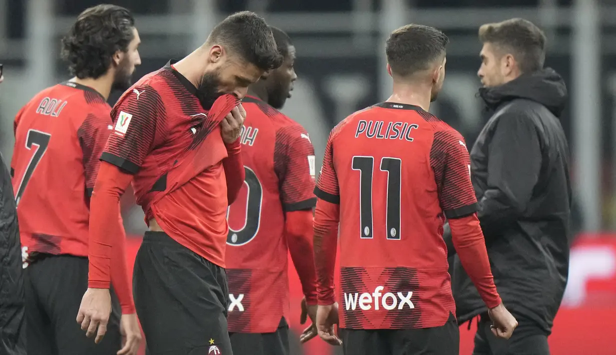 Reaksi kecewa para pemain AC Milan setelah kalah 1-2 dari Atalanta pada laga perempatfinal Coppa Italia 2023/2024 di San Siro Stadium, Milan, Kamis (11/1/2024) dini hari WIB. (AP Photo/Luca Bruno)