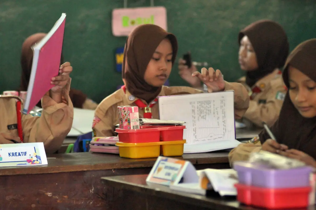 Antusiasme Siswa-siswi Sekolah Dasar 05 dan 07 Cipinang Melayu Ikuti Simulasi Program Makan Bergizi Gratis