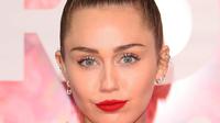 Ekspresi Penyanyi dan artis Hollywood, Miley Cyrus saat tiba menghadiri pemutaran perdana film "Isn't It Romantic" di Los Angeles (11/2). (AFP Photo/Jean-Baptiste Lacroix)