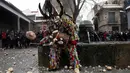 Warga akan terus menyerang hingga Jarramplas terpojok di sebuah gereja di sana, Spanyol, Selasa (20/1/2015). (Reuters/Sergio Perez)
