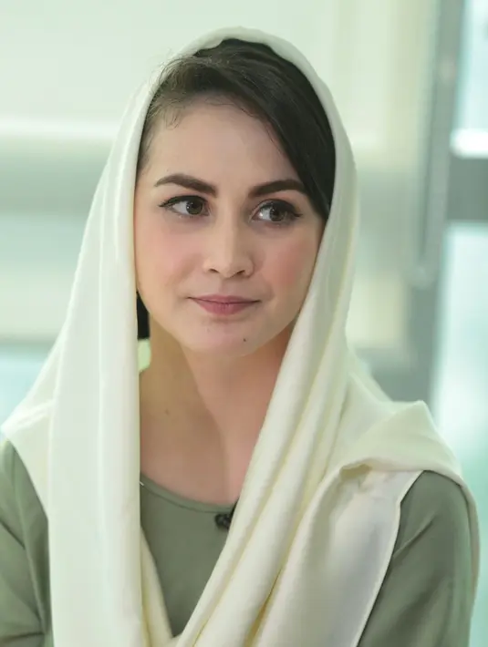 Meski jarang terlihat di layar kaca, istri Bupati Trenggalek, Jawa Timur itu masih terlihat langsing. Padahal, sekarang ini, dari pernikahannya telah memiliki dua orang anak. (Adrian Putra/Bintang.com)