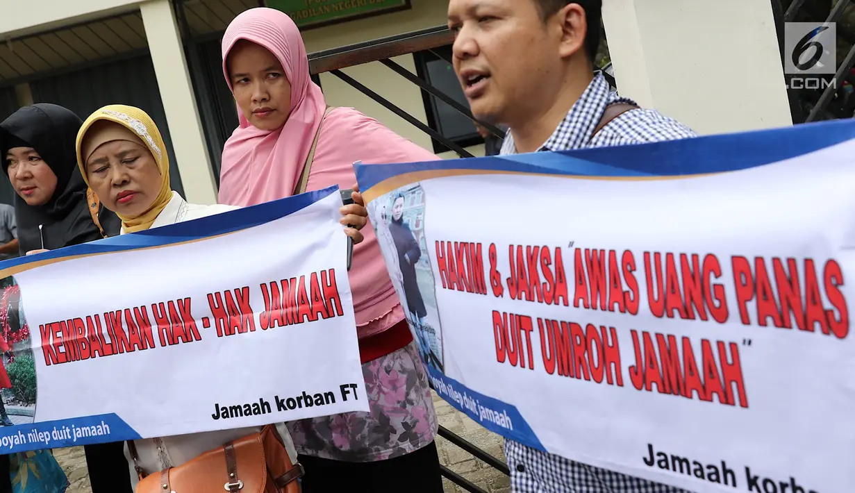 Korban dugaan penipuan First Travel menunjukkan spanduk di Pengadilan Negeri Depok, Jawa Barat, Senin (19/2). Selain itu Direktur First Travel Anniesa Hasibuan dan Direktur Keuangan First Travel Siti Nuraidah Hasibuan. (Liputan6.com/Immanuel Antonius)