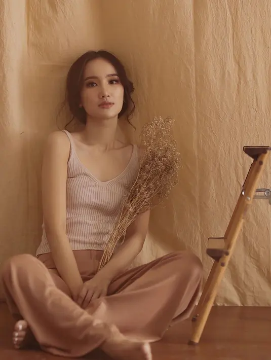 Pada tahun ini Bella Aprilia di tunjuk oleh Yayasan Dunia Mega Bintang sebagai Miss Intercontinental Indonesia 2020. Ia pun akan mewakili Indonesia pada kontes Miss Intercontinental 2020 yang berlangsung di India. (Liputan6.com/IG/@bellaapriliasant)