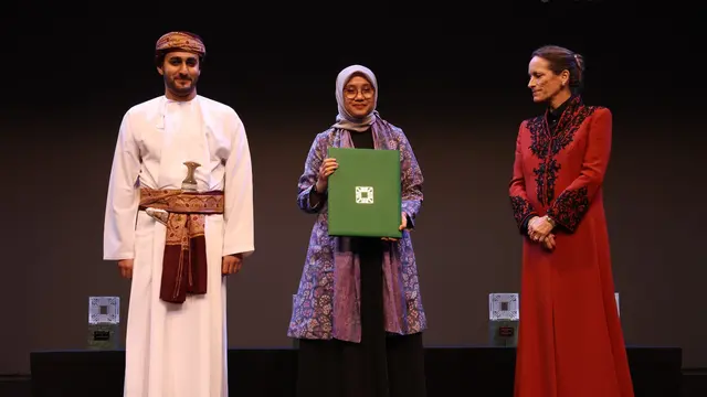 Bupati Ipuk saat menerima penghargaan Aga Khan Award for Architecture 2022 di Oman (Istimewa)