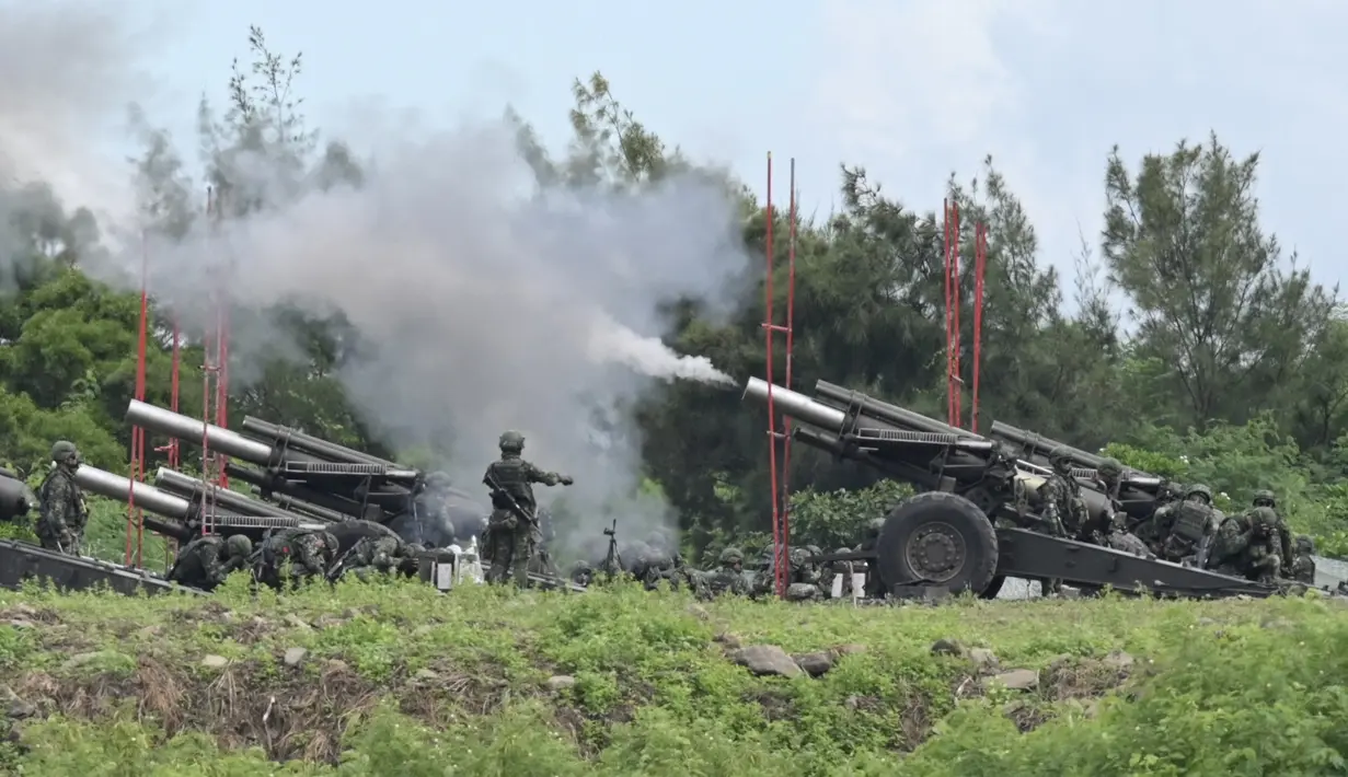 Tentara militer Taiwan menembakkan howitzer 155 inci selama latihan anti-pendaratan langsung di daerah Pingtung, Taiwan selatan (9/8/2022). Latihan militer tersebut akan mencakup pengerahan ratusan tentara dan sekitar 40 meriam howitzer. (AFP/Sam Yeh)