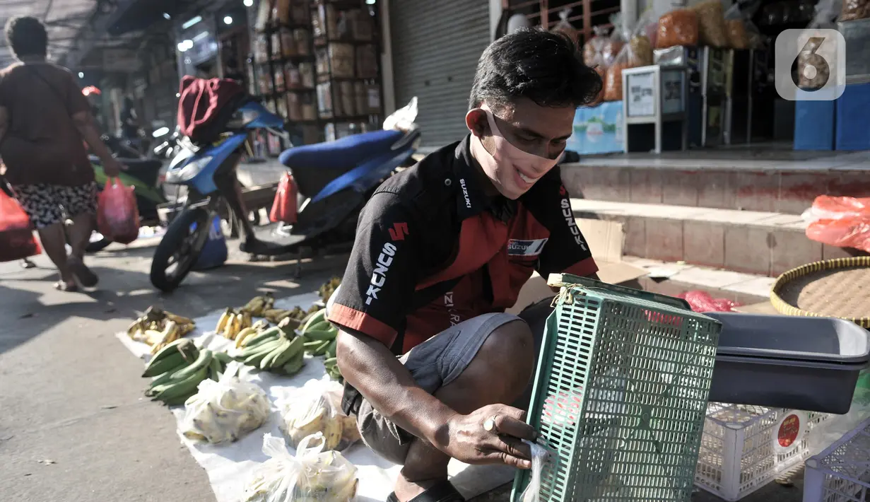 Perdagangan mengenakan masker saat penerapan physical distancing di Pasar Perumnas Klender, Jakarta, Kamis (18/6/2020). Selain sistem ganjil genap kios, pengelola pasar menerapkan physical distancing antarlapak untuk mencegah penularan COVID-19. (merdeka.com/Iqbal S. Nugroho)