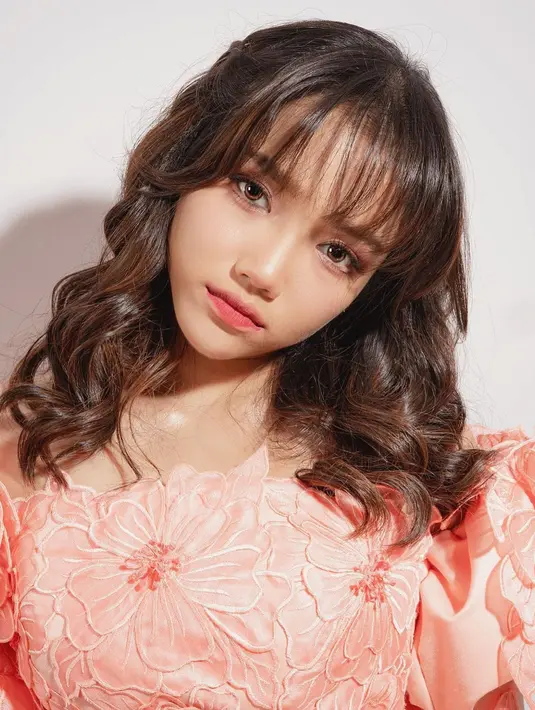 Melengkapi outfit cerahnya, wajah Fuji dirias dengan Fresh Korean makeup look yang sesuai [@fuji_an]