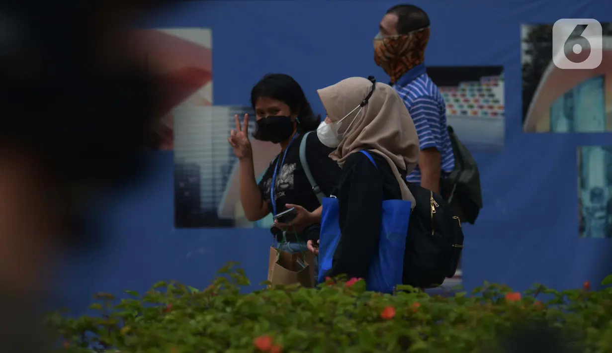 Karyawan perkantoran berjalan kaki  bergegas pulang di Kawasan Sudirman, Jakarta, Rabu (30/11/2022). Keputusan Pemerintah Provinsi (Pemprov) DKI Jakarta menaikan upah minimum provinsi (UMP) DKI  pada 2023 sebesar 5.6 persen menjadi Rp 4,9 juta . ditolak pengusaha dan buruh. (merdeka.com/Imam Buhori)