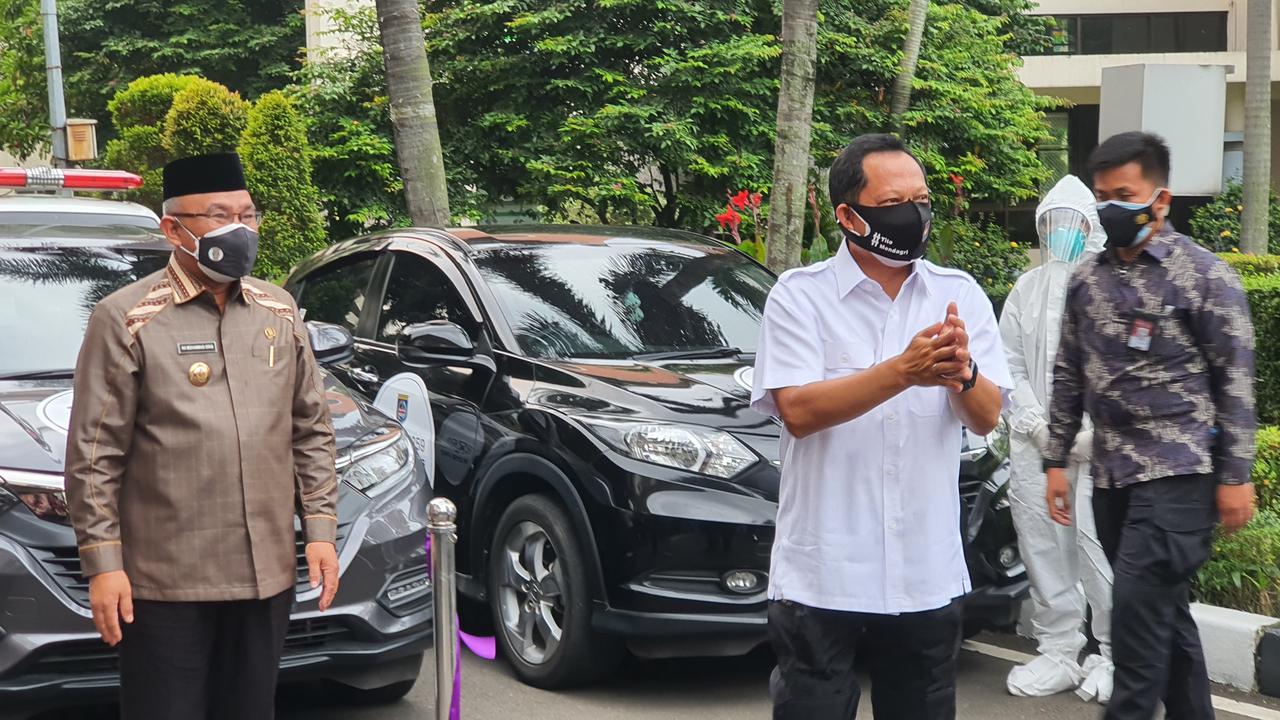 Wali Kota Depok, Mohammad Idris mendampingi Mendagri Tito Karnavian saat peresmian mobil swab keliling