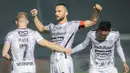 Pemain Bali United, Ilija Spasojevic (tengah) melakukan selebrasi usai mencetak gol ke gawang Borneo FC dalam laga pekan ke-5 BRI Liga 1 2021/2022 di Stadion Indomilk Arena, Tangerang, Selasa (28/09/2021). Kedua tim bermain imbang 1-1. (Bola.com/Bagaskara