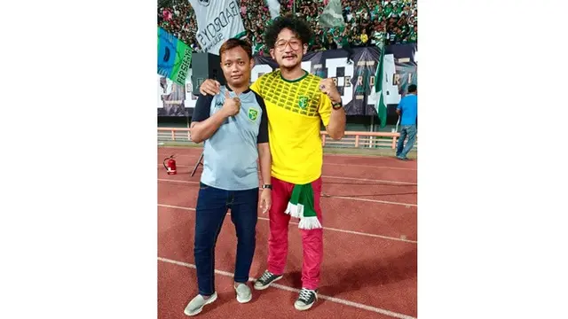 6 Gaya Isa Bajaj Mendukung Persebaya, Bukti Fans Fanatik