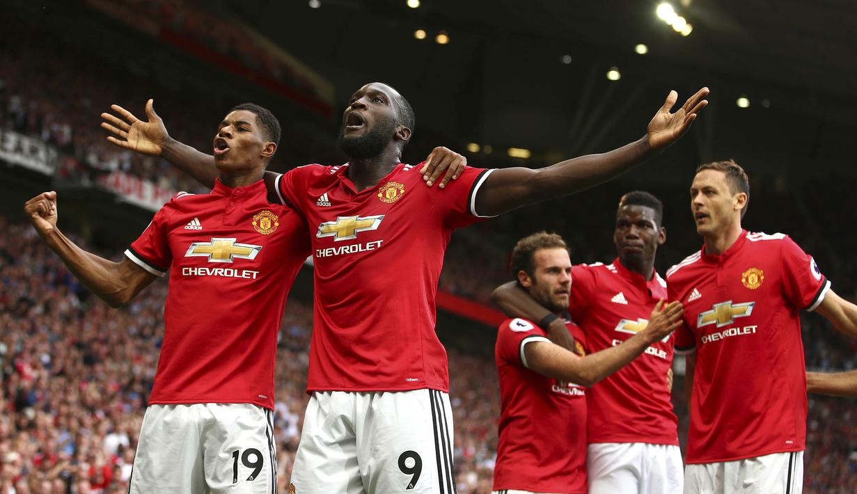 Para pemain Manchester United merayakan gol yang dicetak Romelu Lukaku ke gawang West Ham pada laga Premier League di Stadion Old Trafford, Manchester, Minggu (13/8/2017). Manchester United menang 4-0 atas West Ham. (AP/Dave Thompson)