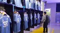 Penampakan jersey Persib Bandung di toko resmi. (Bola.com/Erwin Snaz)