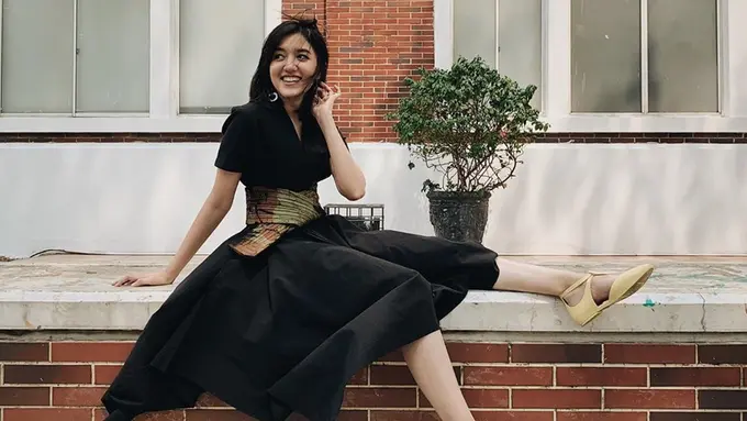 Gaya Santai Ify Alyssa, Tebar Senyum Manis