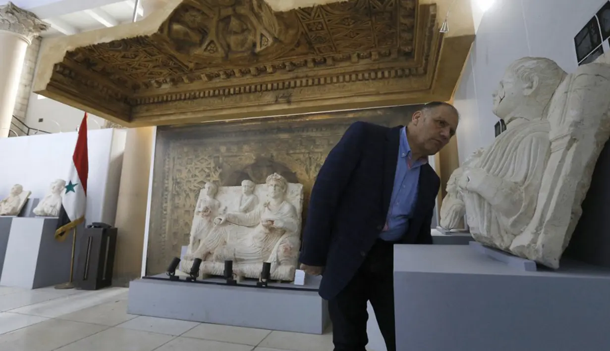 Direktur Purbakala dan Museum Suriah Mohamed Nazir Awad memeriksa artefak yang dipulihkan dari kota kuno Palmyra di Museum Nasional Damaskus, Suriah, 10 Februari 2021. Suriah memiliki enam situs warisan dunia UNESCO dan semuanya mengalami kerusakan dalam perang 10 tahun. (LOUAI BESHARA/AFP)
