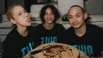 Diketahui BCL membuat sendiri kue ulang tahun untuk Tiko. Pelantun tembang Pernah Muda itu memang sering membuat kue khusus untuk orang tersayangnya. Lewat salah satu komentar unggahan netizen di kolom komentar, kue andalan BCL ini sangat enak. Teman-teman BCL pun mengakuinya. Netizen pun meminta BCL membuka toko kue dan menjual kue andalannya ini. (Liputan6.com/IG/@itsmebcl)
