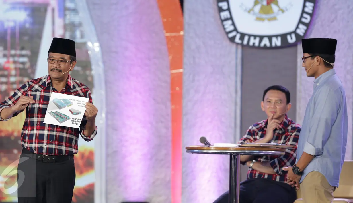 Calon Wagub DKI Jakarta no 2, Djarot Saiful Hidayat menjawab pertanyaan dari Sandiaga Uno saat debat melawan Djarot Saiful dalam debat terakhir Pilgub DKI Jakarta 2017 di Hotel Bidakara, Jakarta, Rabu (12/4). (Liputan6.com/Faizal Fanani)
