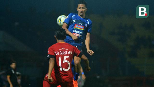 Arema vs Semen Padang