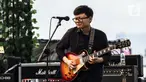 Gitaris jazz Daniel Dyonisius saat tampil pada hari kedua BNI Java Jazz Festival 2022 di JIExpo Kemayoran, Jakarta Pusat, Sabtu (28/5/2022). Perhelatan musik BNI Java Jazz Festival 2022 digelar pada 27-29 Mei dengan menampilkan musisi-musisi dari dalam dan luar negeri. (Liputan6.com/Johan Tallo)