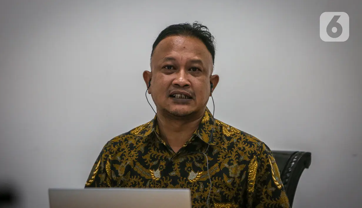 Komisioner Pemantau dan Penyelidik Komnas HAM RI M. Choirul Anam saat konferensi pers terkait Rancangan Perpres tentang tugas TNI dalam mengatasi terorisme di Kantor Komnas HAM, Jakarta, Rabu (24/6/2020). Rancangan Perpres itu dinilai berlandas criminal justice system. (Liputan6.com/Faizal Fanani)