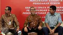 Anggota Komisi XI DPR Maruar Sirait (kanan) saat menjadi narasumber dalam dialog dengan pedagang di LTC Glodok, Jakarta, (6/11/2015). Dialog membahas sinergitas pemahaman perlindungan konsumen, pengawasan barang serta penegakan hukum.(Liputan6/JohanTallo)