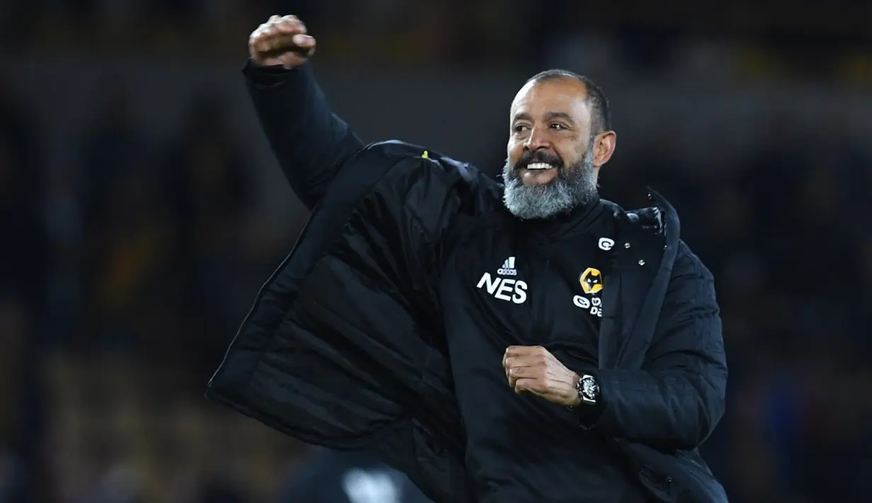 Selebrasi kemenangan pelatih Wolves, Nuno Espirito Santo pada laga lanjutan Premier League yang berlangsung di Stadion Molineux, Wolverhampton, Kamis (25/4). Arsenal kalah 1-3 kontra Wolves. (AFP/Paul Ellis)
