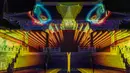 Foto yang diabadikan pada 14 September 2020 ini memperlihatkan sebuah pertunjukan cahaya di kawasan wisata Istana Yuxu di Gunung Wudang, Provinsi Hubei, China tengah. (Xinhua/Du Huaju)