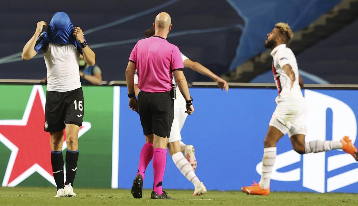 Pemain Atalanta, Marten de Roon, menutup wajahnya usai ditaklukkan Paris Saint-Germain (PSG) pada laga perempat final Liga Champions di Stadion Da Luz, Rabu (12/8/2020). PSG menang 2-1 atas Atalanta. (Rafael Marchante/Pool via AP)
