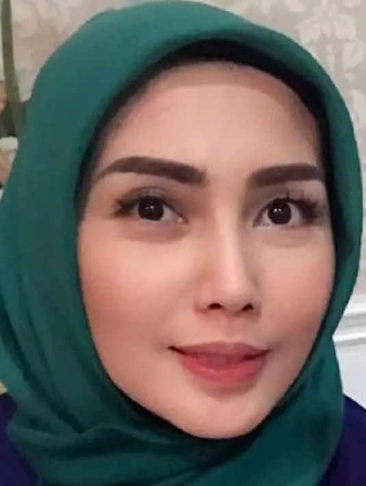 Walaupun mengenakan hijab, akan tetapi kecantikan Fenita Arie seakan tak luntur. Bahkan bisa dibilang, ia tampak terlihat cantik saat mengenakan hijab. (Foto: instagram.com/ariekuntung)