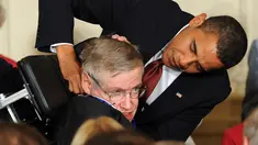 Foto pada tanggal 12 Agustus 2009, Stephen Hawking menerima Presidential Medal of Freedom dari Presiden AS Barack Obama dalam sebuah upacara di East Room di Gedung Putih di Washington DC. (AFP Photo/Jewel Samad)