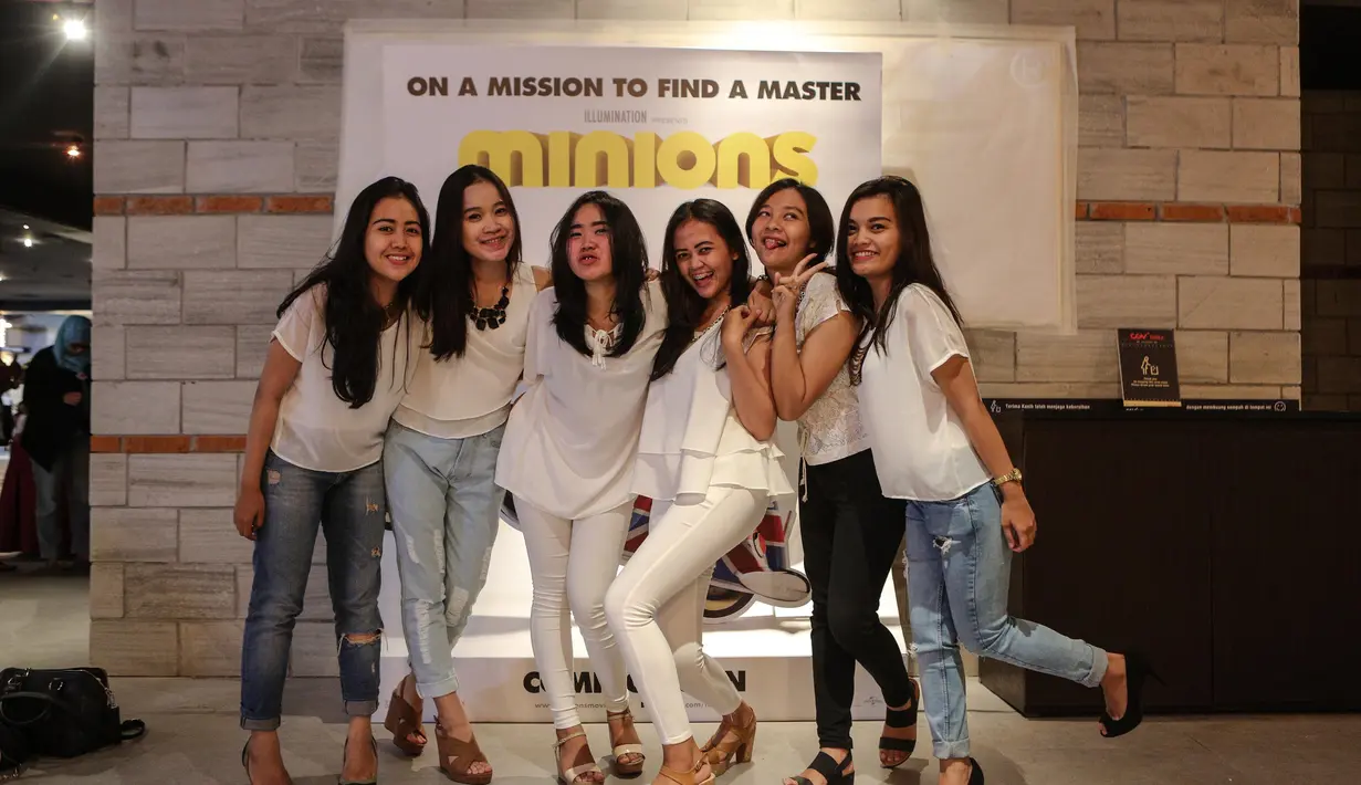 Sejumlah penonton berpose di depan poster Minions jelang nonton bareng Minions yang diselenggarakan oleh CinemaHolic di Blitz Megaplex, Jakarta, Minggu (28/6/2015). (Liputan6.com/Faizal Fanani)