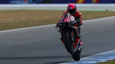 Pembalap Aprilia asal Spanyol, Aleix Espargaro mengendarai sepeda motornya saat sesi latihan kedua Grand Prix MotoGP Spanyol di arena balap Jerez, Jerez de la Frontera, Spanyol, 28 April 2023. (PIERRE-PHILIPPE MARCOU/AFP)