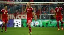 Tiga pemain Bayern Munich Philipp Lahm, Arjen Robben dan Jerome Boateng (dari kiri ke kanan) tertunduk lesu usai dipermalukan Real Madrid 0-4 di laga kedua kedua semifinal Liga Champions di Allianz Arena, Munich (30/4/2014). (REUTERS/Kai Pfaffenbach)