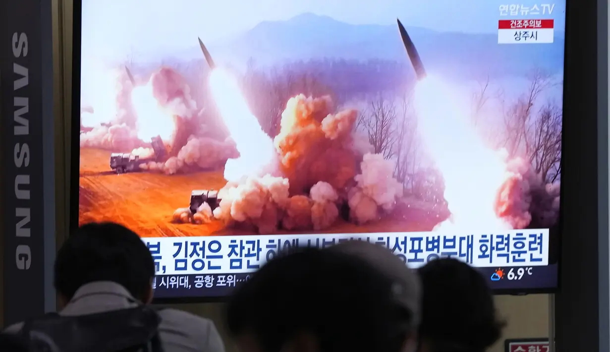 Sebuah layar TV menampilkan gambar peluncuran misil Korea Utara selama program berita di Stasiun Kereta Api Seoul di Seoul, Korea Selatan, Jumat (10/3/2023). Laporan media pemerintah pada Jumat di kesempatan itu, Kim Jong Un meminta pasukannya untuk mempertajam kesiapan tempur mereka dalam menghadapi "gerakan persiapan perang" dari saingannya. (AP Photo/Ahn Young-joon)