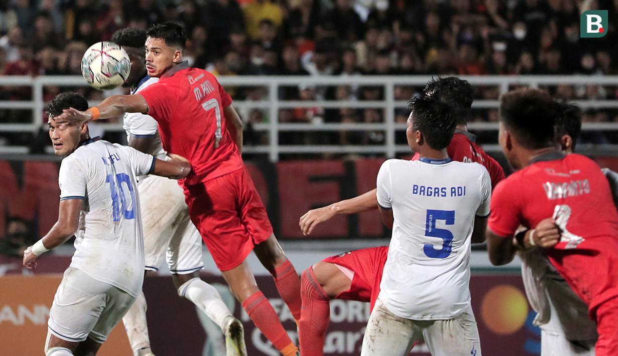 Pemain Borneo FC, Matheus Pato (dua kiri) yang dijaga oleh Muhammad Rafli gagal meraih bola diudara. (Bola.com/Ikhwan Yanuar)