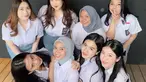 Kebersamaan mereka terasa hangat dan penuh canda tawa. Felicya berdiri di deretan paling kanan dengan senyum manis dan gaya percaya diri. Meskipun sibuk sebagai istri Hito Caesar dan ibu dua anak, ia tetap menyempatkan waktu untuk bernostalgia. (Liputan6.com/IG/@felicyangelista_)