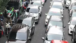 Salah satu pengendara motor mencoba menembus jejeran kendaraan taksi online yang berjejer di jalan Iskandarsyah menuju Terminal Blok M, Jakarta, Selasa (25/9). Mereka berunjuk rasa di depan Kantor GO-JEK Indonesia. (Liputan6.com/Helmi Fithriansyah)