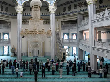 Jemaah salat di Masjid Katedral Moskow, Rusia, Kamis (23/5/2019). Masjid yang dibangun pada tahun 1904 ini selalu ramai oleh aktivitas umat muslim selama Ramadan. (Kirill KUDRYAVTSEV/AFP)